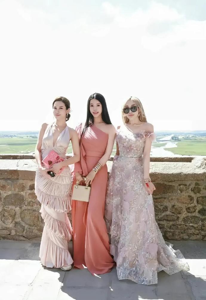 Nhìn dàn phù dâu trong hôn lễ Hề Mộng Dao và Hà Du Quân liền hiểu thế nào là