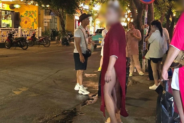 Xác minh vụ du khách nước ngoài mặc áo dài phối bikini gây bức xúc ở Hội An