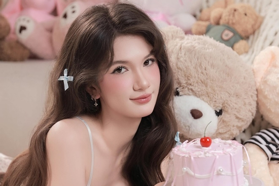 Em gái của thủ môn Đặng Văn Lâm gây sốt với bộ ảnh tuổi 19: Cao 1m77 nuột nà, vòng eo con kiến nhỏ xíu mới 'vô thực'