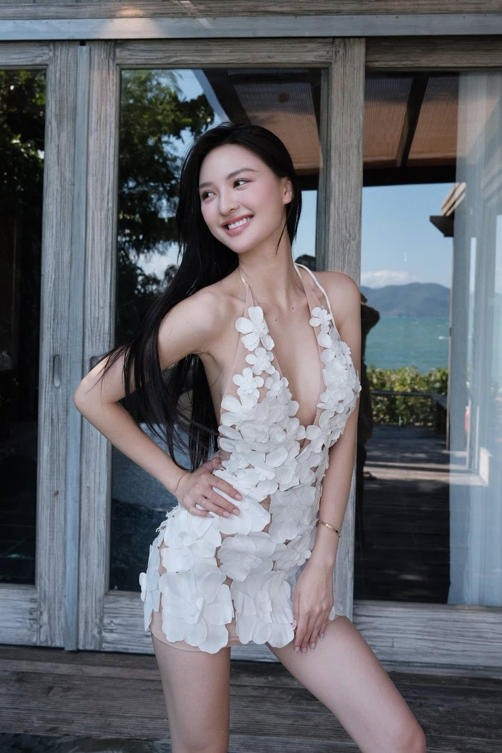 Có thể là hình ảnh về váy ngủ và đồ ngủ