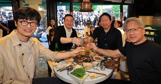Jensen Huang ăn thịt nướng bình dân bàn thương vụ tỷ USD