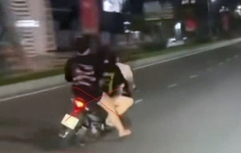 Thiếu nữ 15 tuổi chạy xe máy 'kẹp ba', đánh võng rồi tông vào dải phân cách