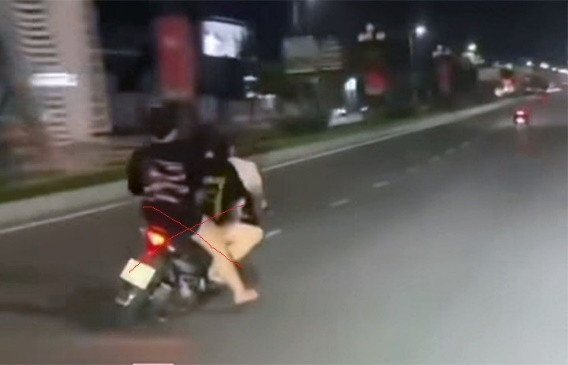 T. điều khiển xe mô tô chở Y và L lạng lách, đánh võng trên đường (ảnh cắt từ clip).jpeg