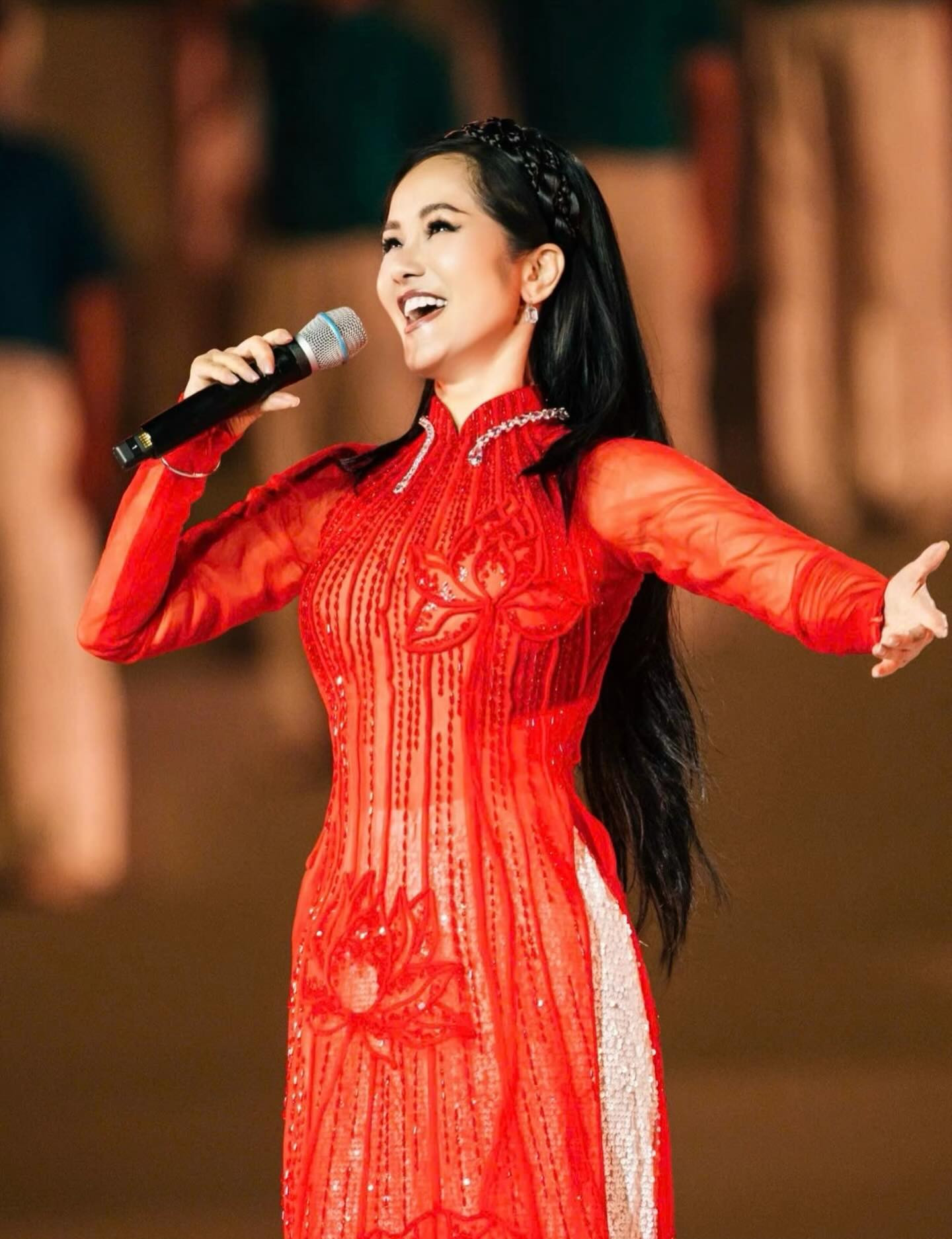 Diva Hồng Nhung: Đi qua những biến động của cuộc đời bằng âm nhạc, tình yêu thương và niềm tin vào những điều tử tế - Ảnh 1.