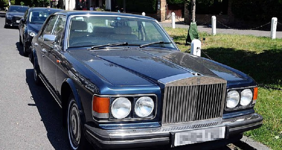 Dàn xe Rolls-Royce cổ đỗ lì nhiều tháng trên phố, cư dân khu nhà giàu bất lực