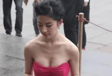 Lưu Diệc Phi và những khoảnh khắc 'hững hờ' gây tranh cãi