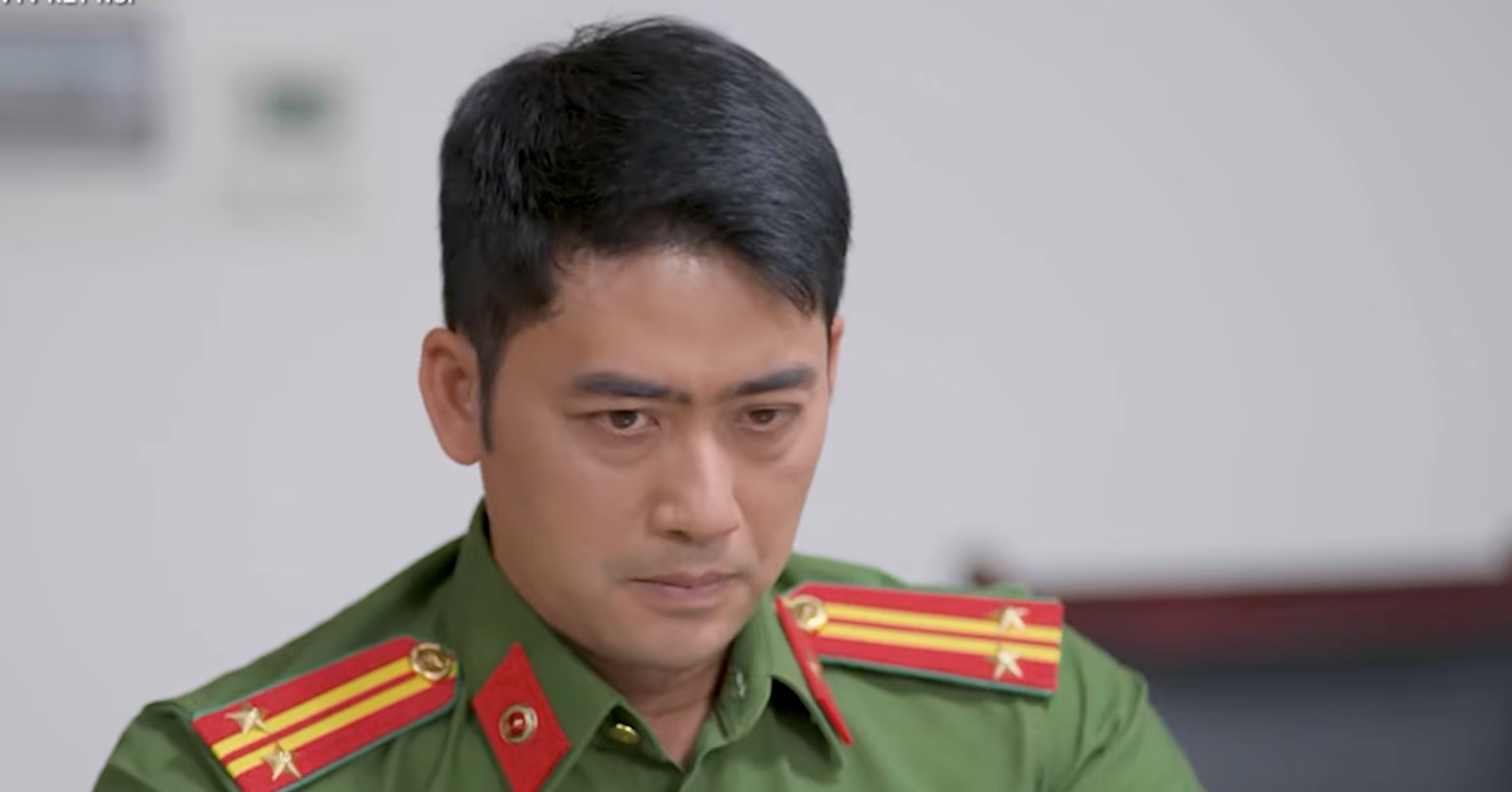 Bộ phim về hành trình giữ gìn bình yên ở Tây Nguyên插图5 Nam diễn viên 20 năm toàn vào vai công an đóng cùng công an thật trên phim VTV