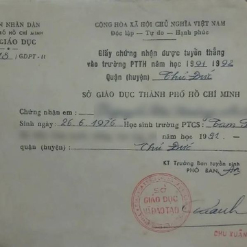 Con hỏi: 'Hồi đó mẹ thi tuyển sinh 10 ra sao', bà mẹ TP.HCM đưa ra tờ giấy ố màu, đọc mà phục sát đất!