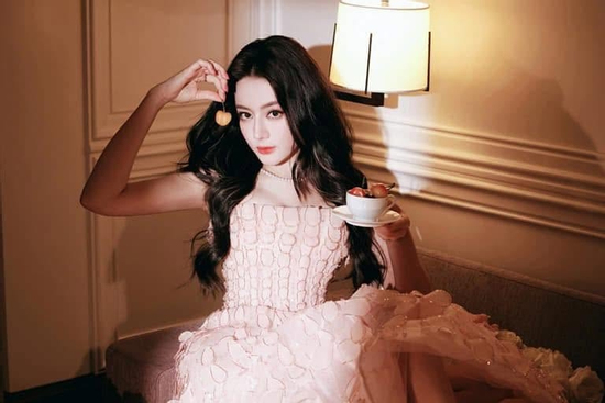 Địch Lệ Nhiệt Ba ghi điểm với visual cuốn hút trong loạt ảnh mới