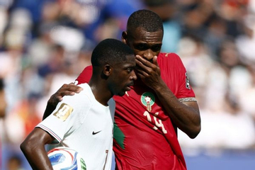 Cầu thủ Maroc che miệng nói chuyện với Dembele thách thức luật FIFA, trọng tài ngó lơ gây phẫn nộ?