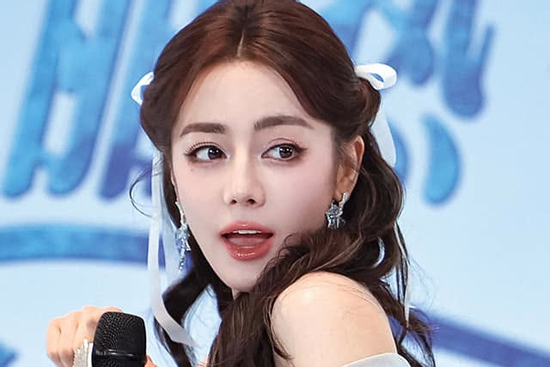 Địch Lệ Nhiệt Ba lúng túng với trang phục khi dự sự kiện đông người