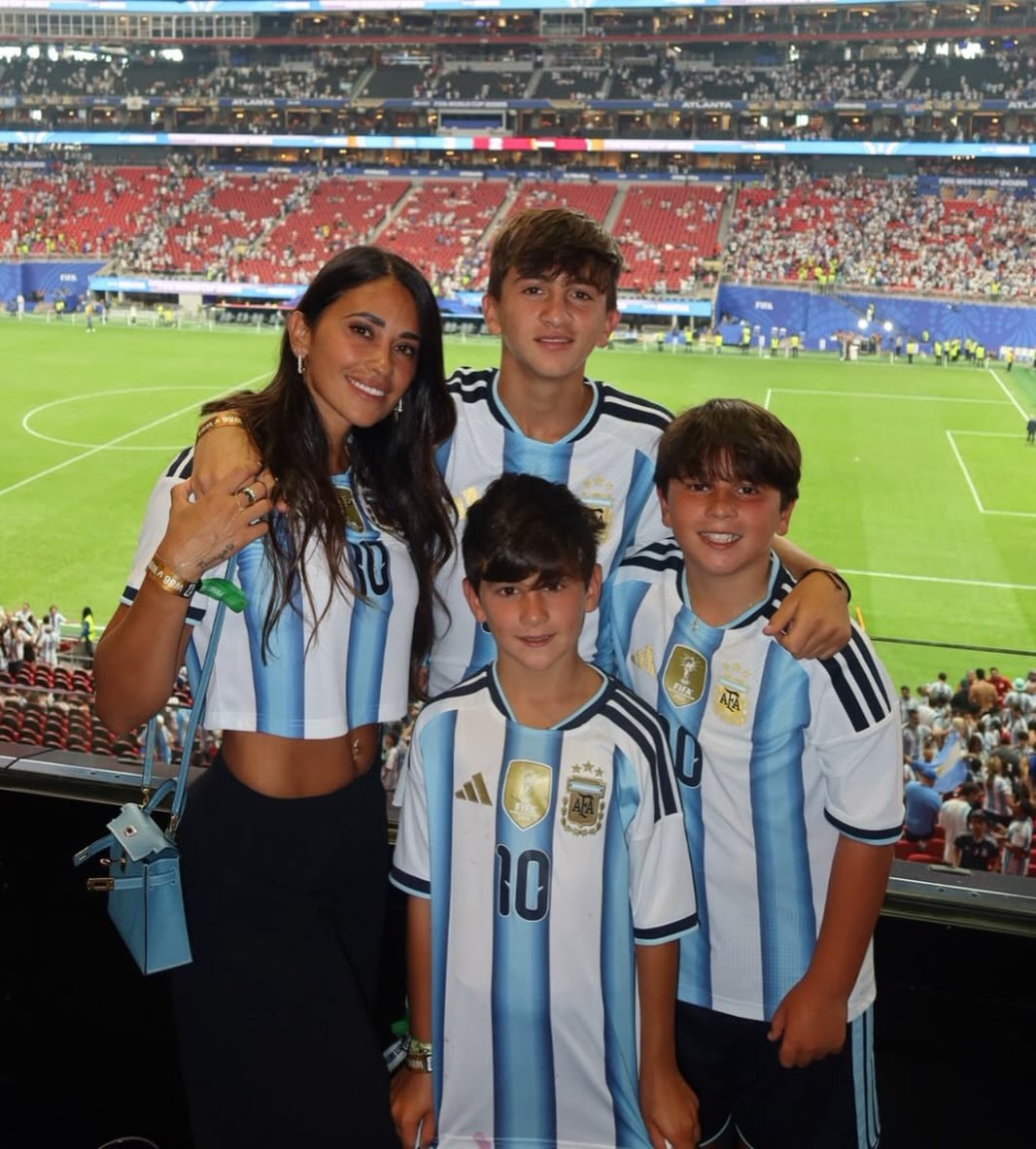 Vợ Messi đeo đồng hồ tiền tỷ, khoe eo thon gợi cảm khi cổ vũ Argentina插图1 741693675186126423580001693479367394808701079n1