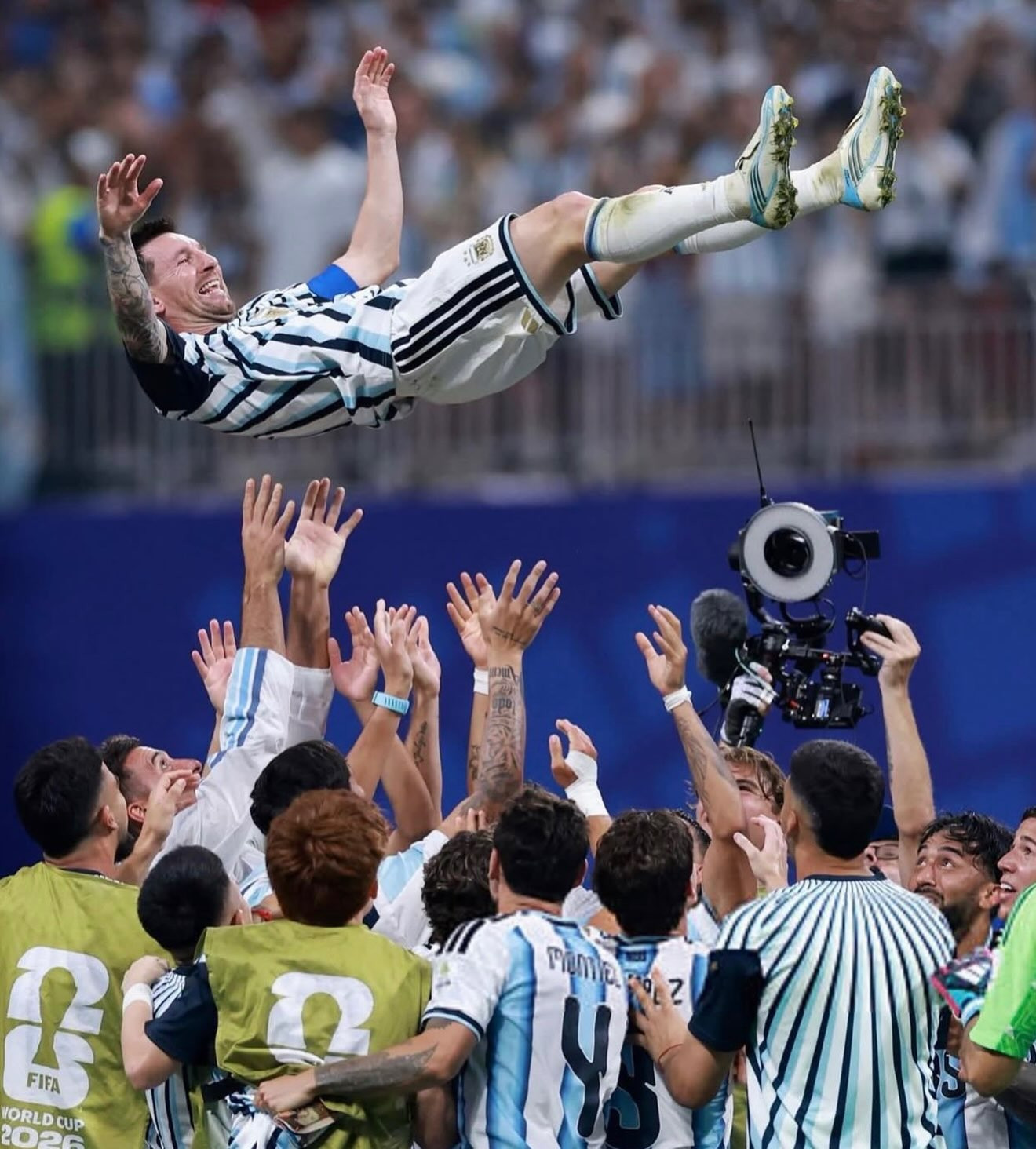 Vợ Messi đeo đồng hồ tiền tỷ, khoe eo thon gợi cảm khi cổ vũ Argentina插图2 736448943186126423400001698339857172027152126n