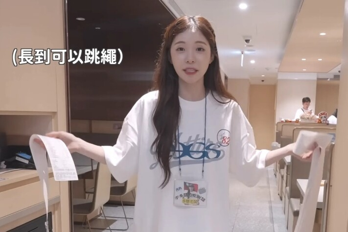 Nữ YouTuber xinh đẹp xứ Hàn đãi 200 fan ăn lẩu, hóa đơn đủ mua một chiếc ô tô