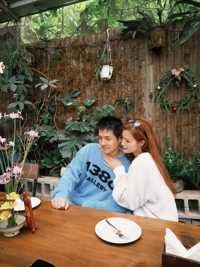 Gallery - Phương Oanh bình yên ngắm mây trời, Lam Trường và vợ kém 17 tuổi tình tứ