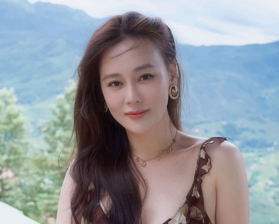 Phương Oanh bình yên ngắm mây trời, Lam Trường và vợ kém 17 tuổi tình tứ