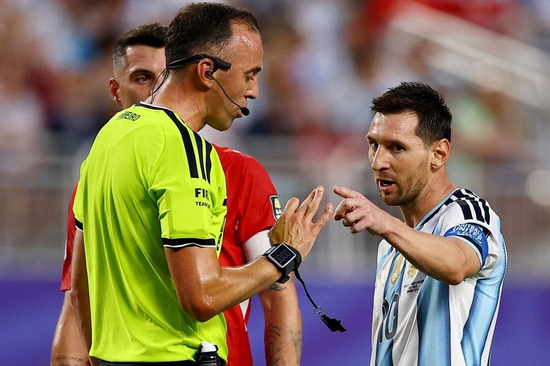 Messi nổi nóng, 'bật' thẳng mặt trọng tài Bồ Đào Nha: 'Đừng thiếu tôn trọng tôi!'