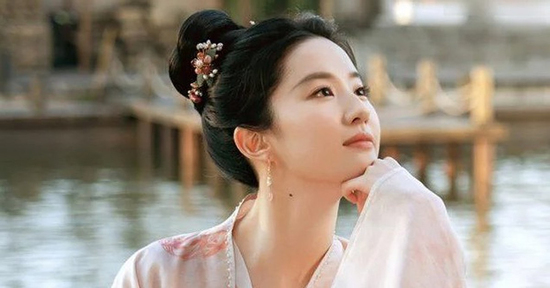 'Thần tiên tỷ tỷ' gây chú ý khi để mặt mộc giữa chốn đông người