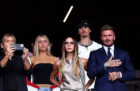 Tiểu thư Harper Beckham khoe visual sáng bừng, vóc dáng phổng phao cùng David Beckham trên khán đài cổ vũ tuyển Anh