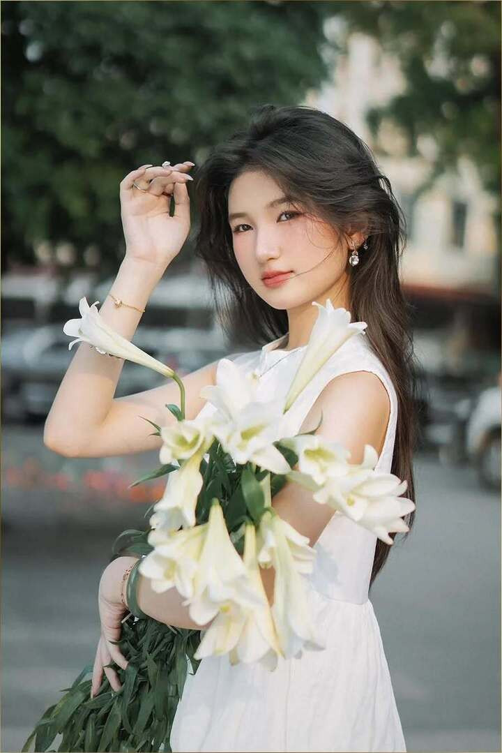 Người đẹp đang ấp ủ việc học thêm diễn xuất chuyên nghiệp, song song với việc chuẩn bị nhập học tại Đại học Văn Lang.