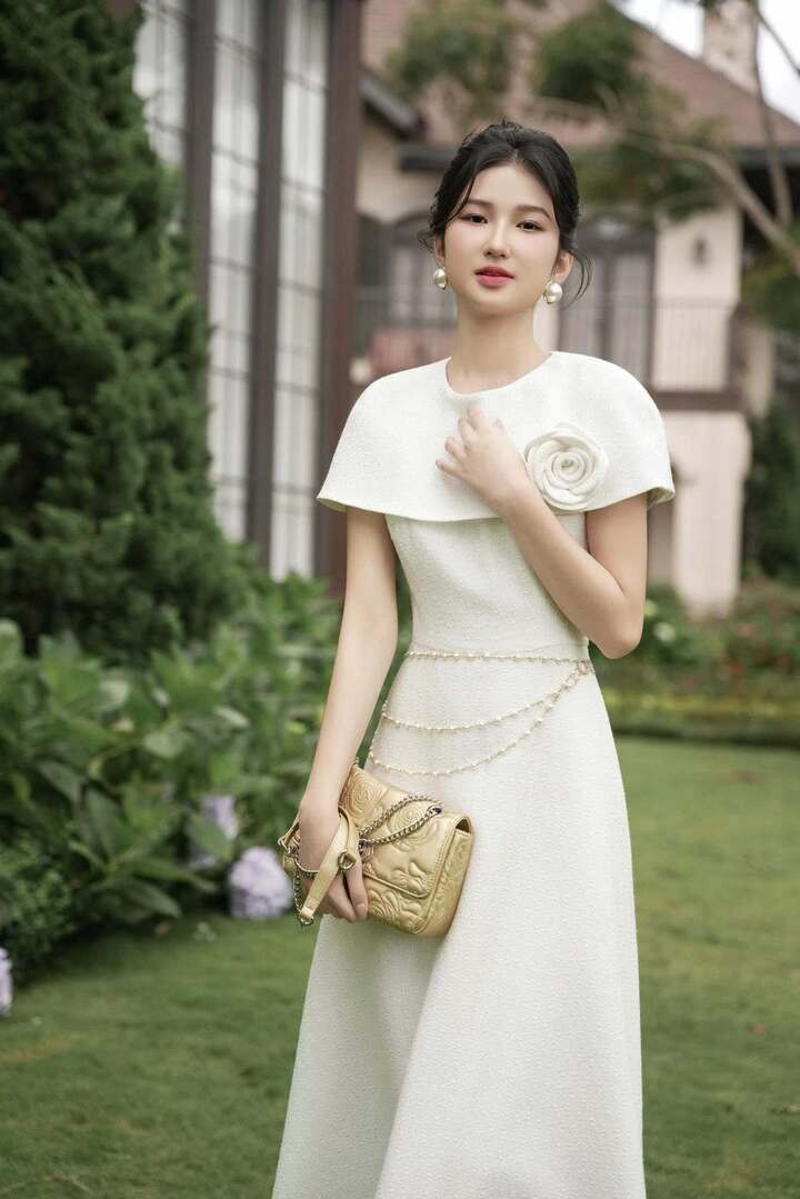 Sở hữu gương mặt đậm chất Á Đông, bởi vậy Trà My cũng thường xuyên lựa chọn phong cách thời trang nhẹ nhàng, thanh lịch.
