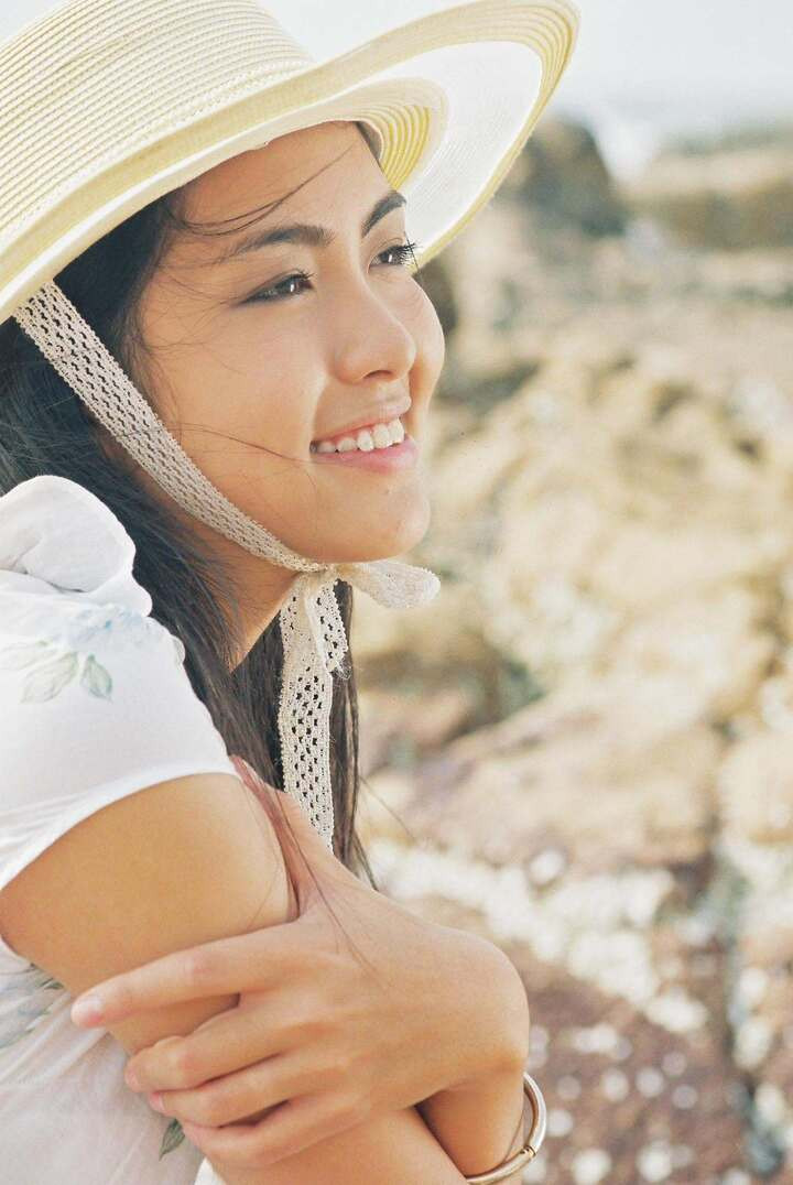Đạo diễn Nguyễn Phương Điền vừa chia sẻ lại loạt hình ảnh từ bộ phim Hàn Mặc Tử được thực hiện cách đây hơn 20 năm, thu hút sự chú ý của khán giả. Trong những bức ảnh cũ, nhan sắc trong trẻo, mộc mạc của Tăng Thanh Hà ở tuổi đôi mươi nhận được nhiều lời khen.