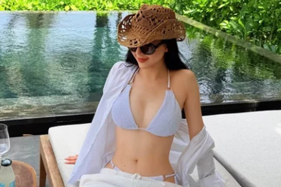 Áo sơ mi hững hờ khoe trọn eo thon cùng cơ bụng số 11 săn chắc, Bùi Quỳnh Hoa khiến fan 'đứng ngồi không yên'