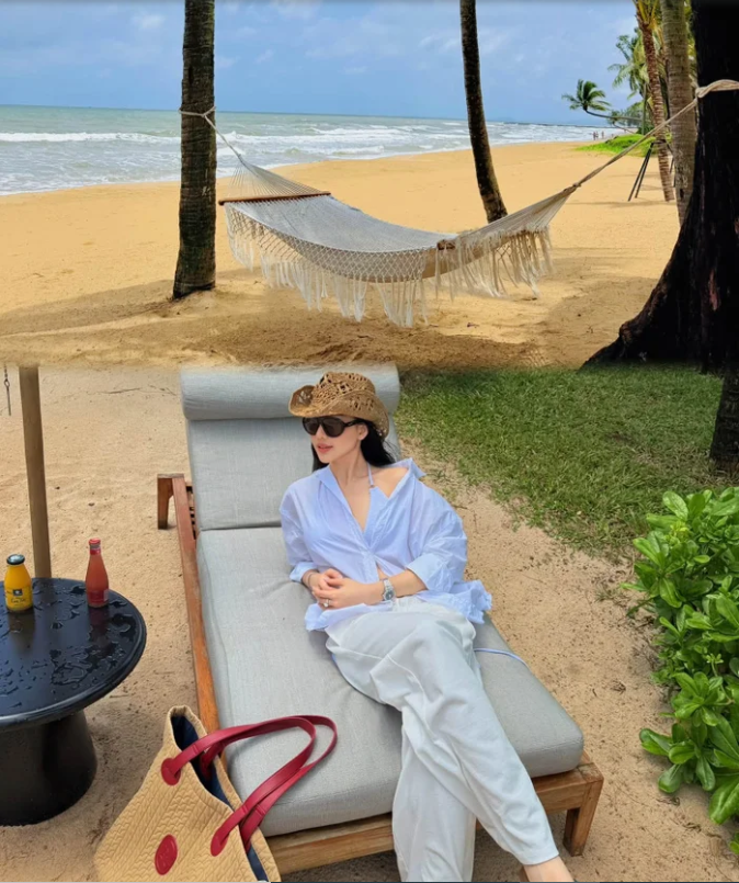 Áo sơ mi hững hờ khoe trọn eo thon cùng cơ bụng số 11 săn chắc, Bùi Quỳnh Hoa khiến fan 'đứng ngồi không yên'插图 screenshot-1784031350-1784031986.png