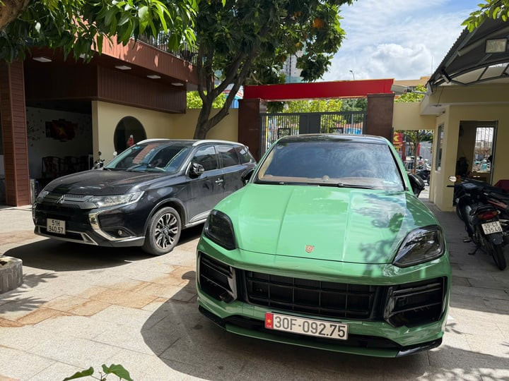 Bắt khẩn cấp 2 tài xế Porsche, Mitsubishi ẩu đả giữa ngã tư trung tâm TP.HCM插图1 Xe Porsche và Mitsubishi liên quan hành vi gây rối của Thái và Lâm tại Cơ quan Công an. (Ảnh: Công an TP.HCM)
