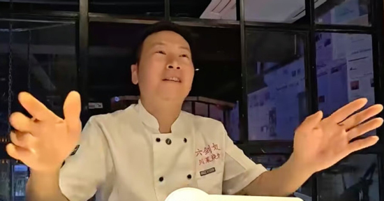 Đầu bếp viết giấy nợ 12 triệu/tháng vì gây cháy, chủ quán có quyết định bất ngờ