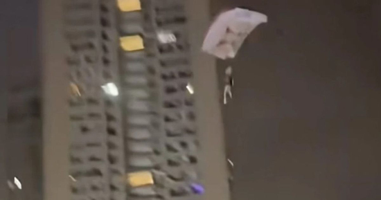 Leo lên nóc chung cư nhảy dù, quay clip 'câu view', thanh niên không ngờ nhận loạt hậu quả nặng nề