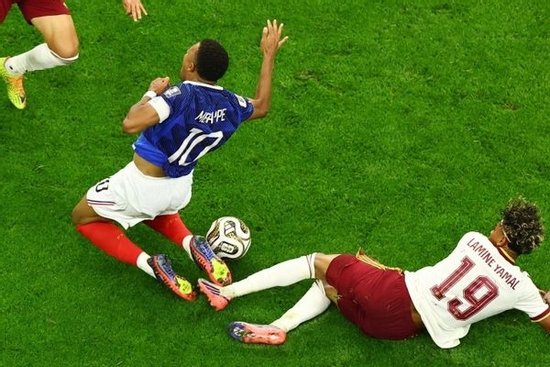 Lamine Yamal phạm lỗi thô bạo với Mbappe
