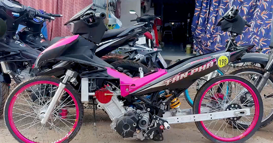 Đột kích kho độ xe của nam thanh niên, phát hiện nhiều mô tô 'kỳ dị'