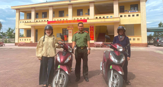 Hi hữu 2 phụ nữ đi nhầm xe máy về nhà