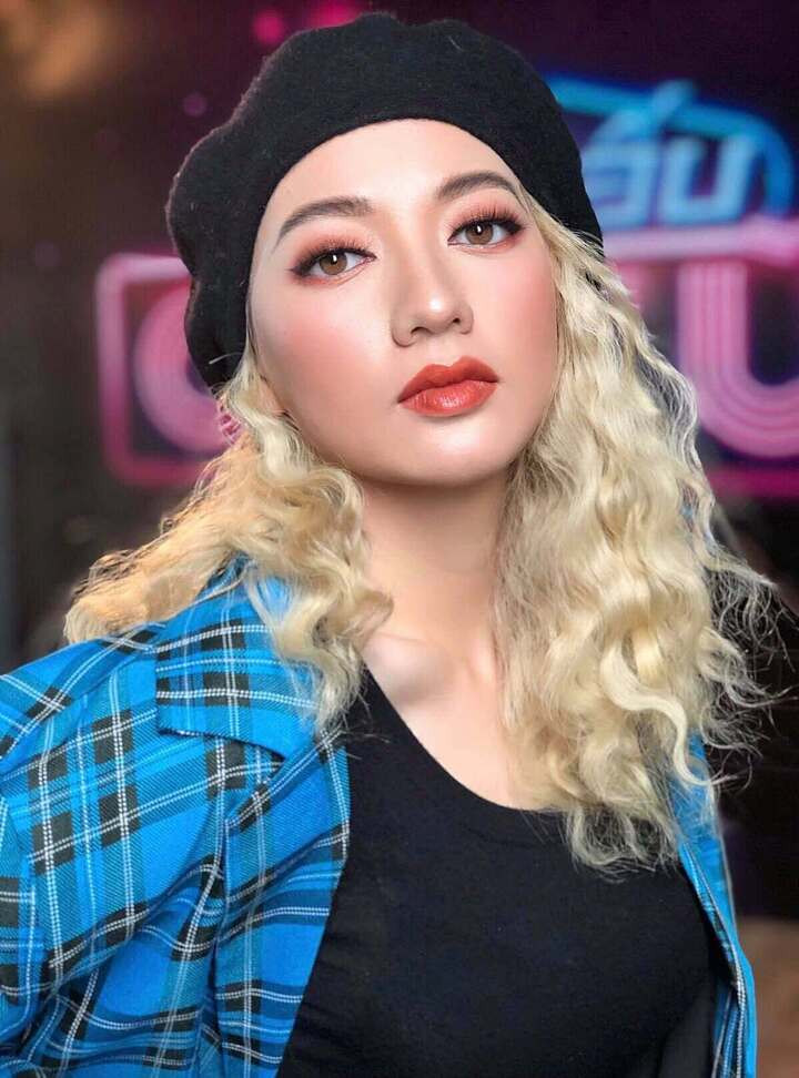 Nữ ca sĩ rũ bỏ hoàn toàn hình tượng trẻ con ngày xưa để xuất hiện với một diện mạo mới cực kỳ gợi cảm, quyến rũ.
