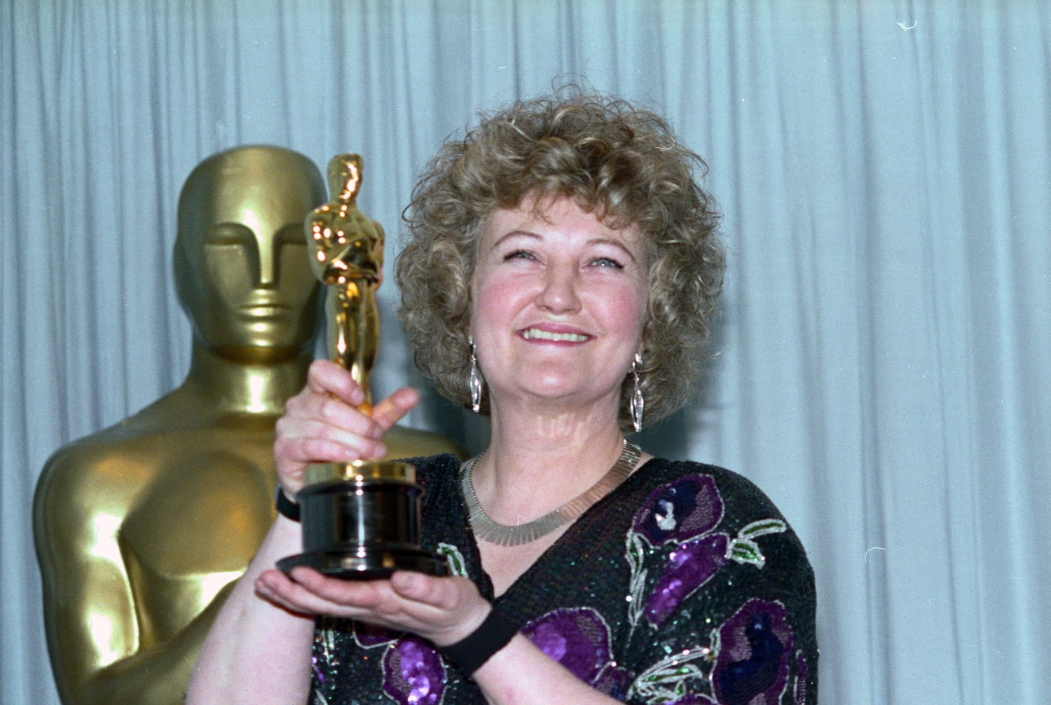 260717 brenda fricker holding oscar bf 1050 89aa4b.jpg