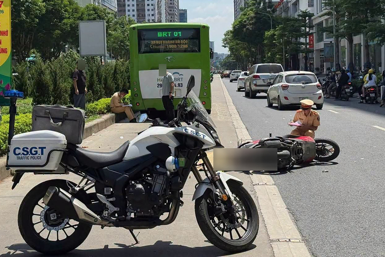 Người phụ nữ tử vong sau va chạm xe buýt BRT, cảnh sát nhắc nhở thói quen xấu
