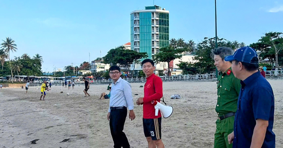 Công an làm việc với nhóm người bẻ, nhặt san hô ở bãi biển Hòn Chồng