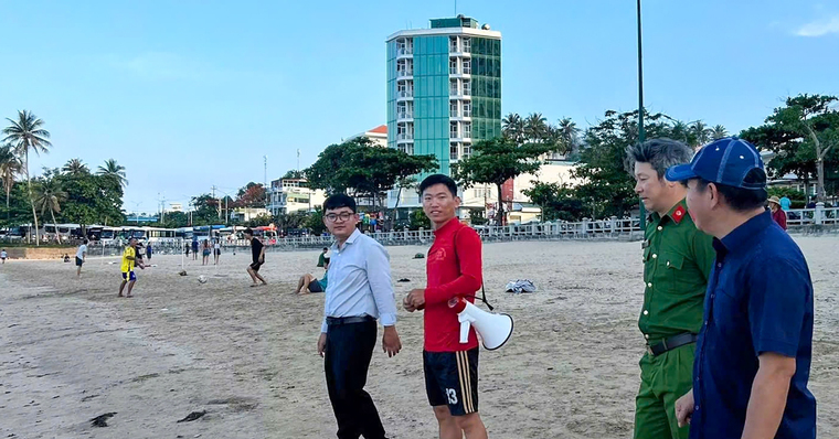 Công an làm việc với nhóm người bẻ, nhặt san hô ở bãi biển Hòn Chồng