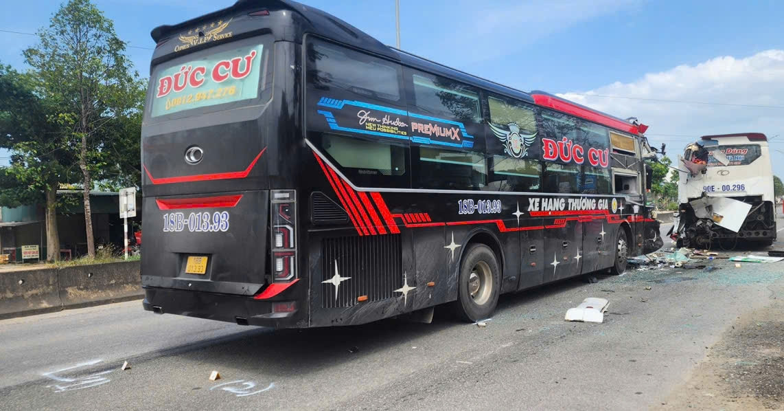 Lật xe trên cầu ở TPHCM: Tài xế nhảy xuống kênh, đòi đánh người giải cứu插图1