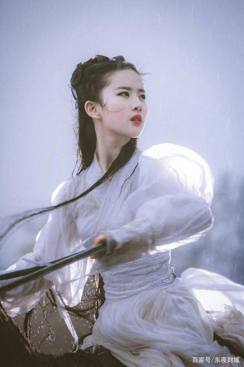 Lưu Diệc Phi trong vai Tiểu Long Nữ.
