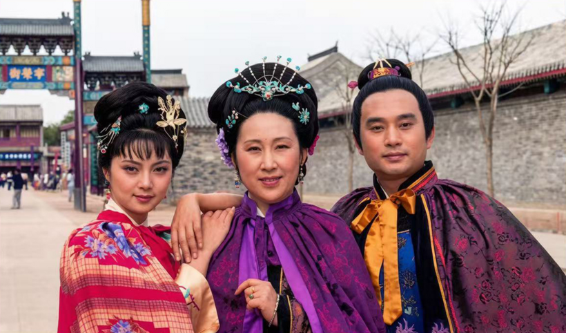 Từ trái sang: Trương Lợi, Lý Phượng Anh và Trần Hồng Hải trên trường quay