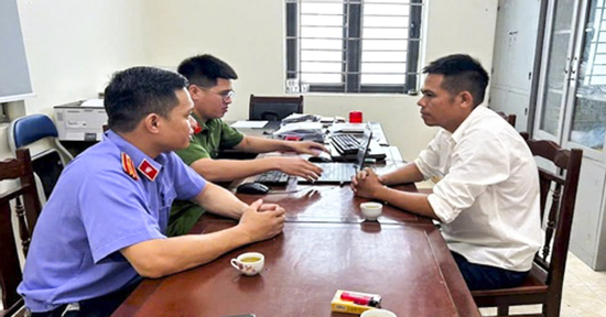 Ném pháo, gà chết, trứng thối… vào nhà bố vợ cũ