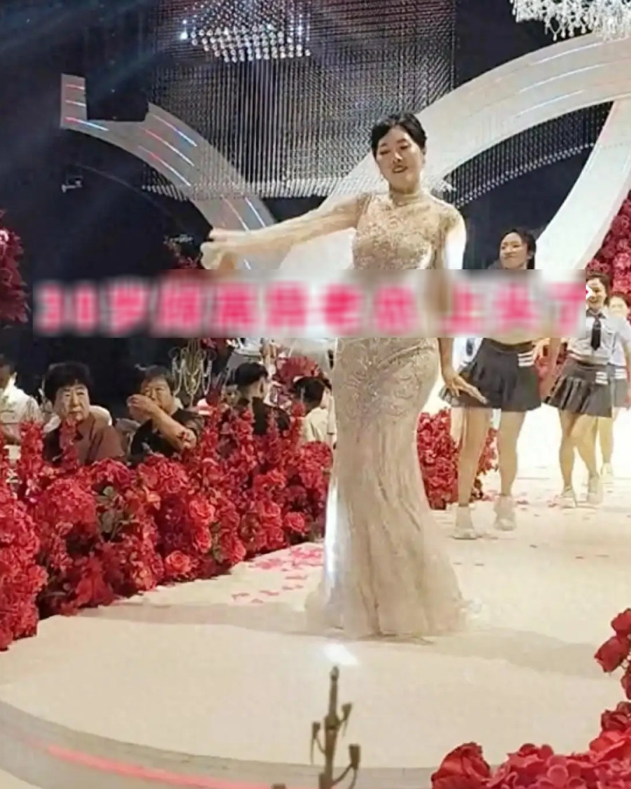 Đang tổ chức đám cưới, cô dâu có hành động khiến quan khách
