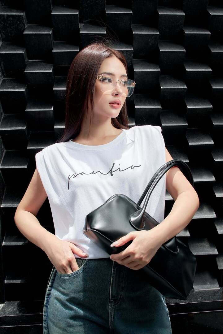 Là diễn viên tay ngang, Đinh Ngọc Anh thừa nhận từng có chút áp lực khi làm việc cùng dàn nghệ sĩ kỳ cựu. Tuy nhiên, nhờ nhiều năm hoạt động nghệ thuật, cô không gặp nhiều khó khăn ở những phân cảnh tương tác với bạn diễn.