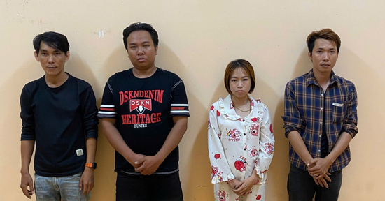 Bạn nhiều lần gạ vợ đi nhà nghỉ, người đàn ông rủ đồng bọn dàn cảnh bắt ghen