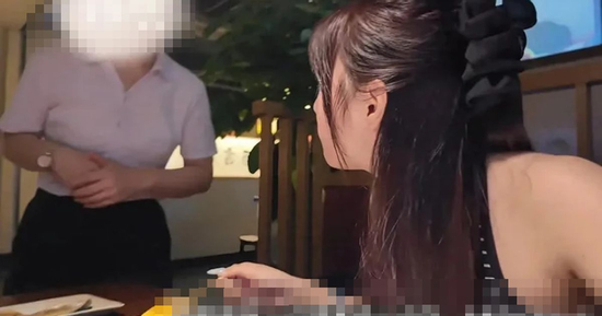 Đi ăn một mình, nữ blogger bị cả nhà hàng 'quây' ép vào phòng kín gặp 'tổng tài'