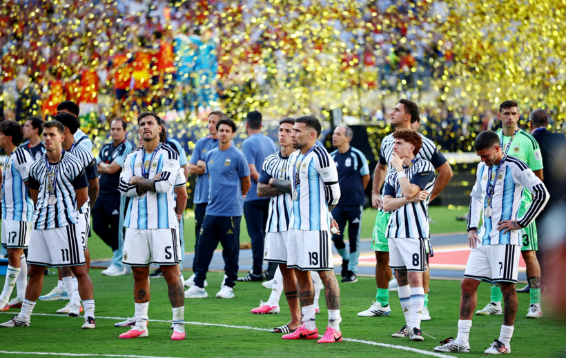 Argentina cũng để lại hình ảnh không đẹp khác khi quay lưng ở màn nâng cúp của Tây Ban Nha. (Ảnh: REUTERS)