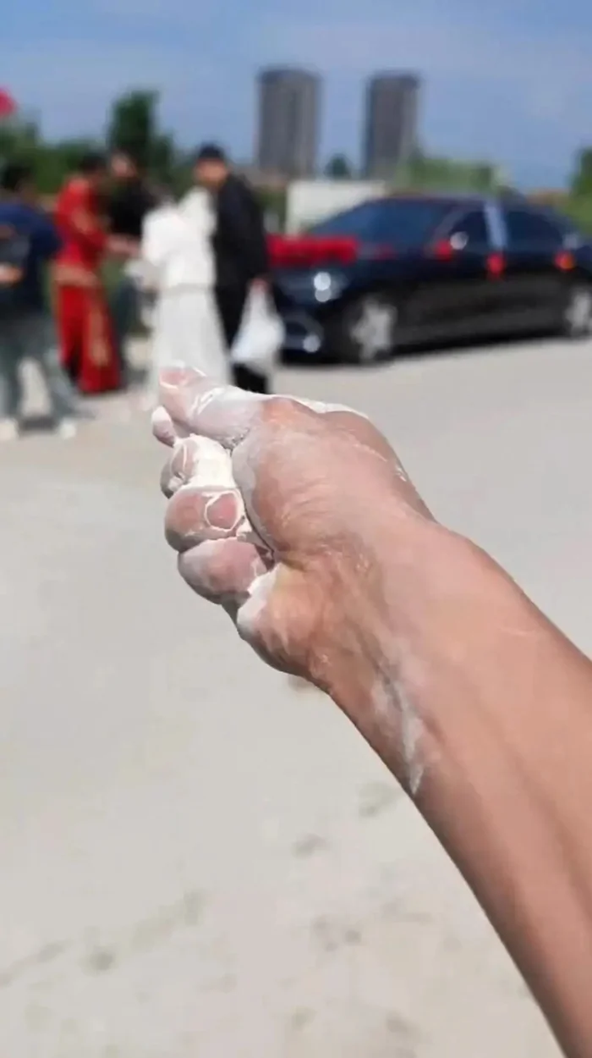 Hai phù dâu bị đập trứng sống giữa đám cưới, ai xem cũng ngỡ ngàng - Ảnh 1.