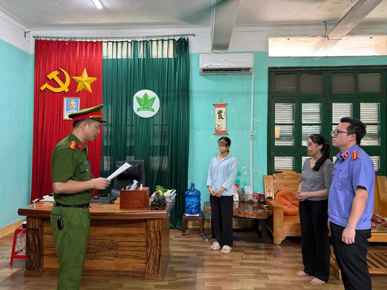 Cơ quan điều tra tiến hành khám xét nơi làm việc của bị can.jpg